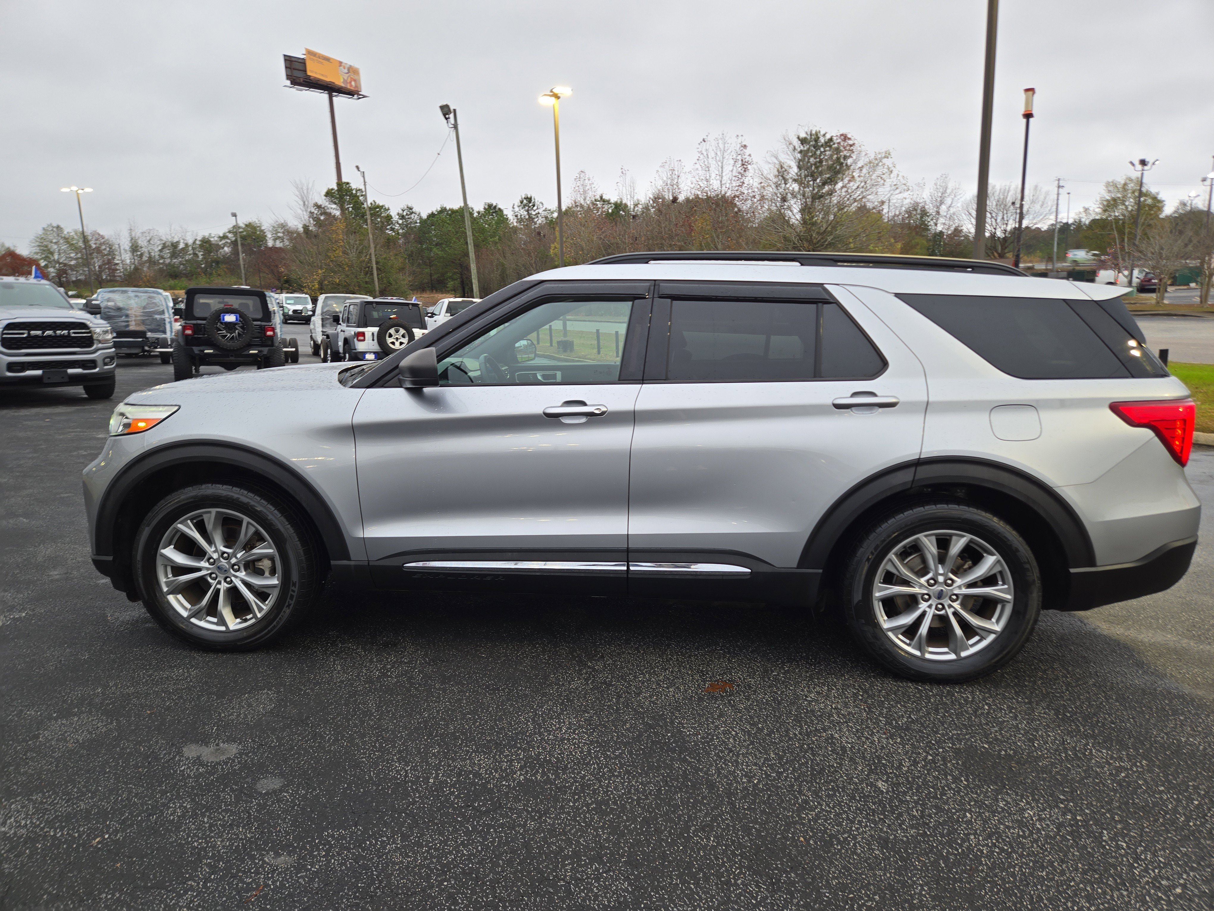 Used 2020 Ford Explorer XLT w/ Equipment Group 202A image 12