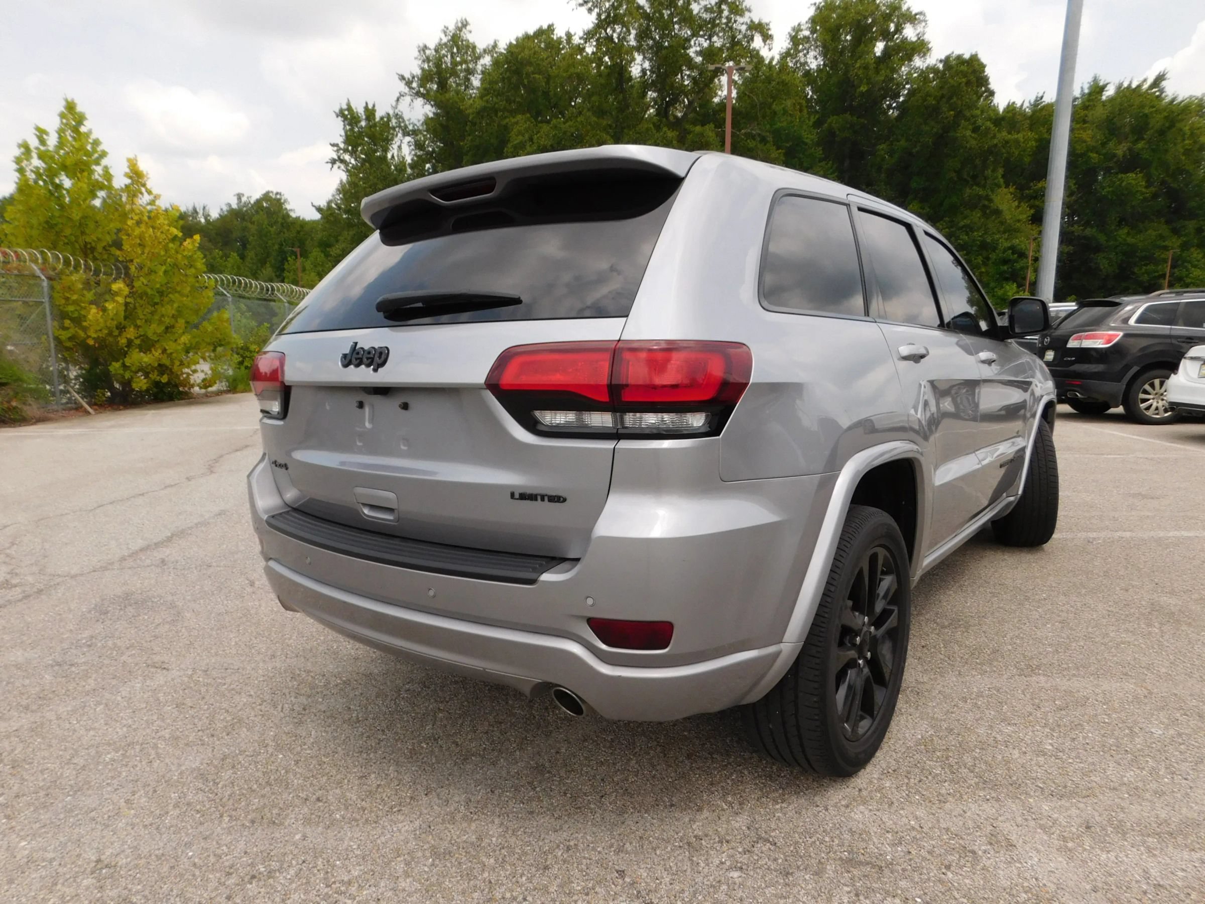 Used 2020 Jeep Grand Cherokee Altitude AWD/4WD image 5