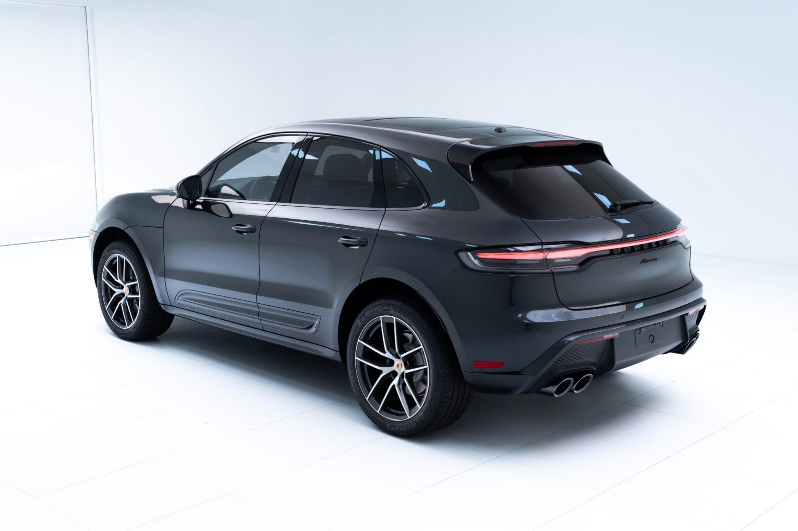 Certified 2025 Porsche Macan AWD/4WD image 3