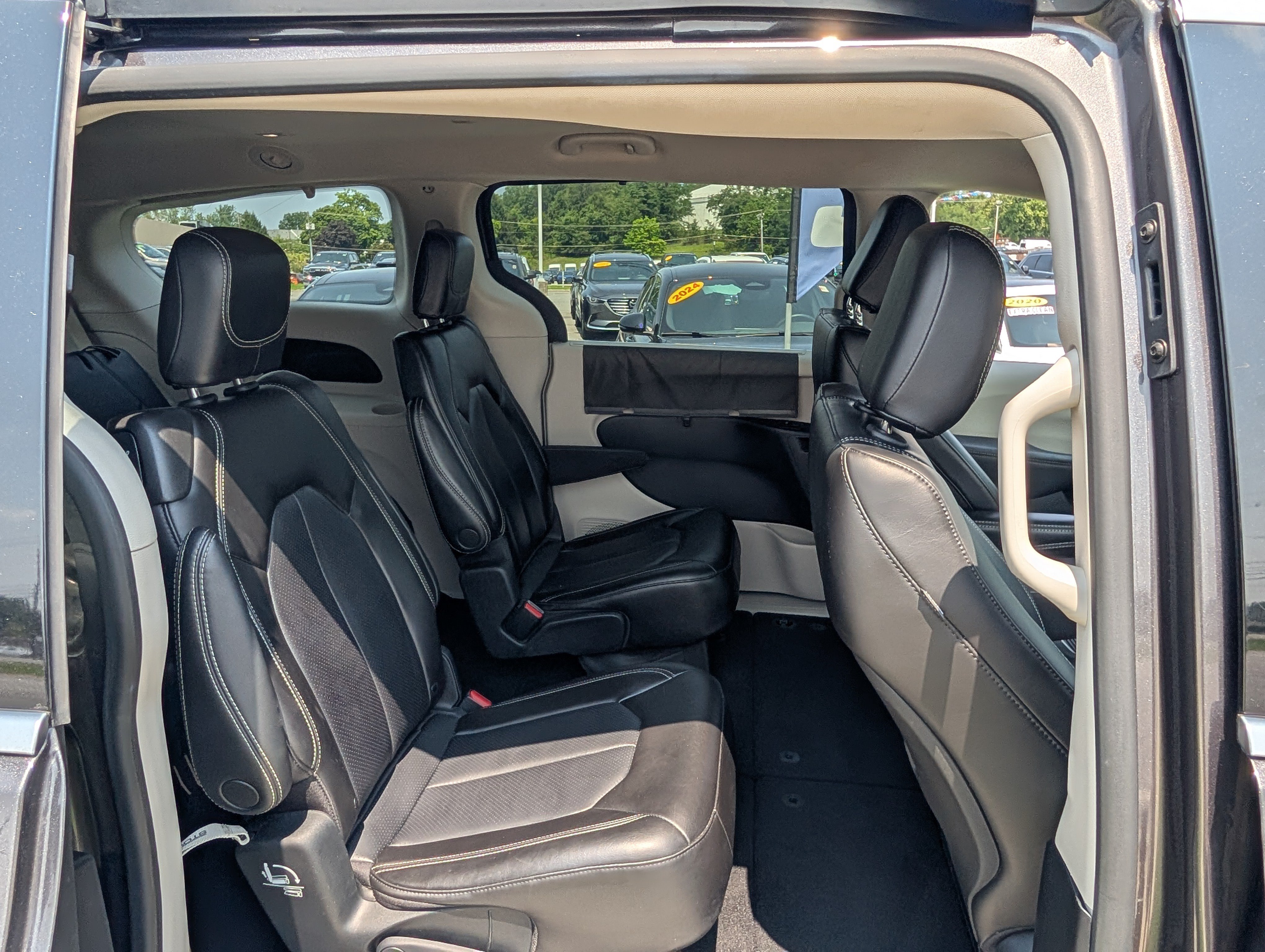 Used 2023 Chrysler Pacifica Touring-L FWD image 11