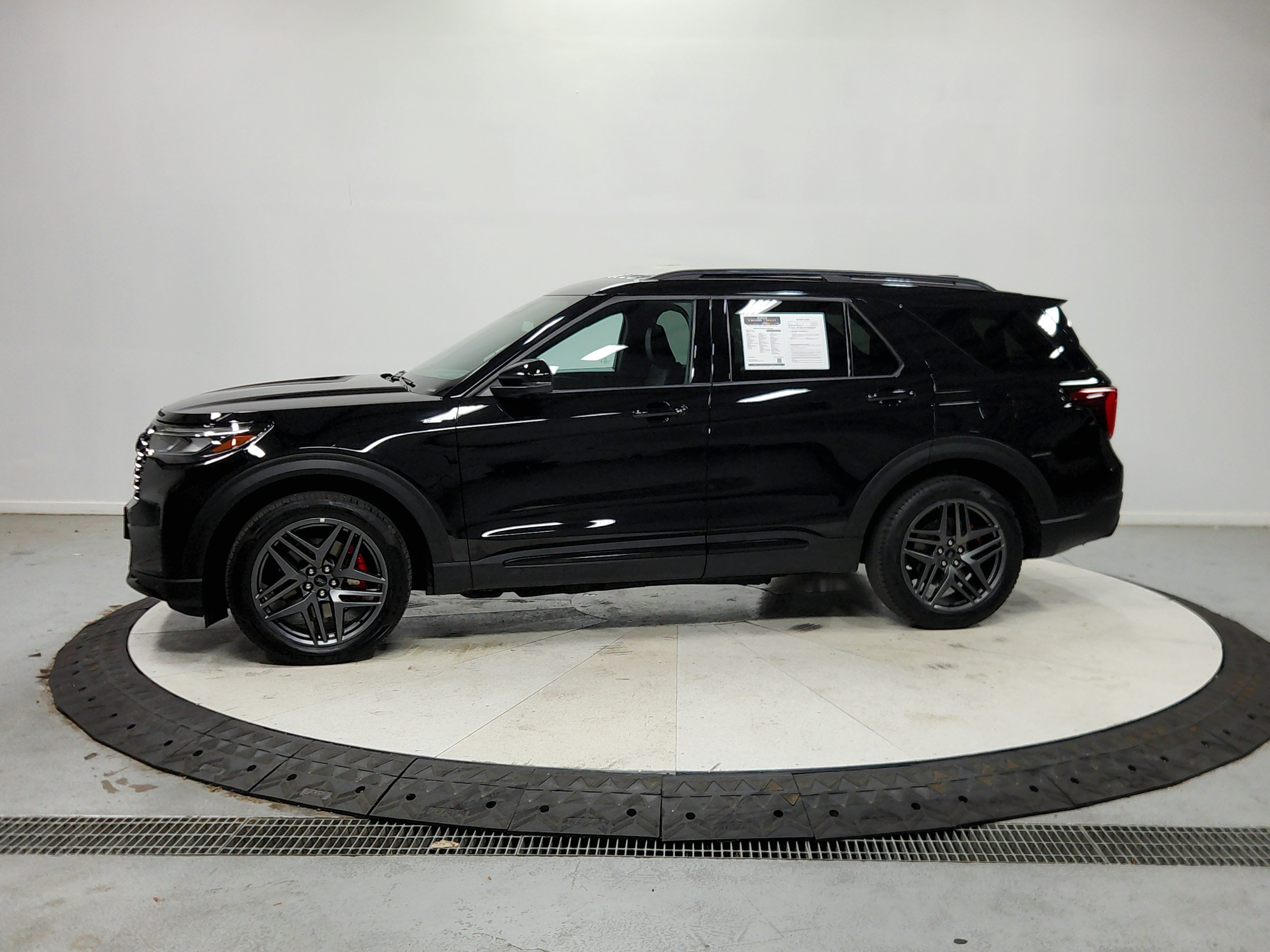Used 2025 Ford Explorer ST-Line w/ ST-Line Street Pack AWD/4WD image 5