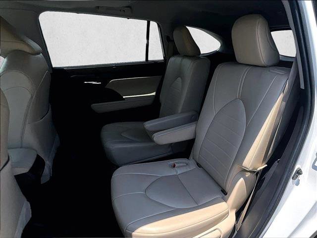 Used 2022 Toyota Highlander XLE FWD image 28