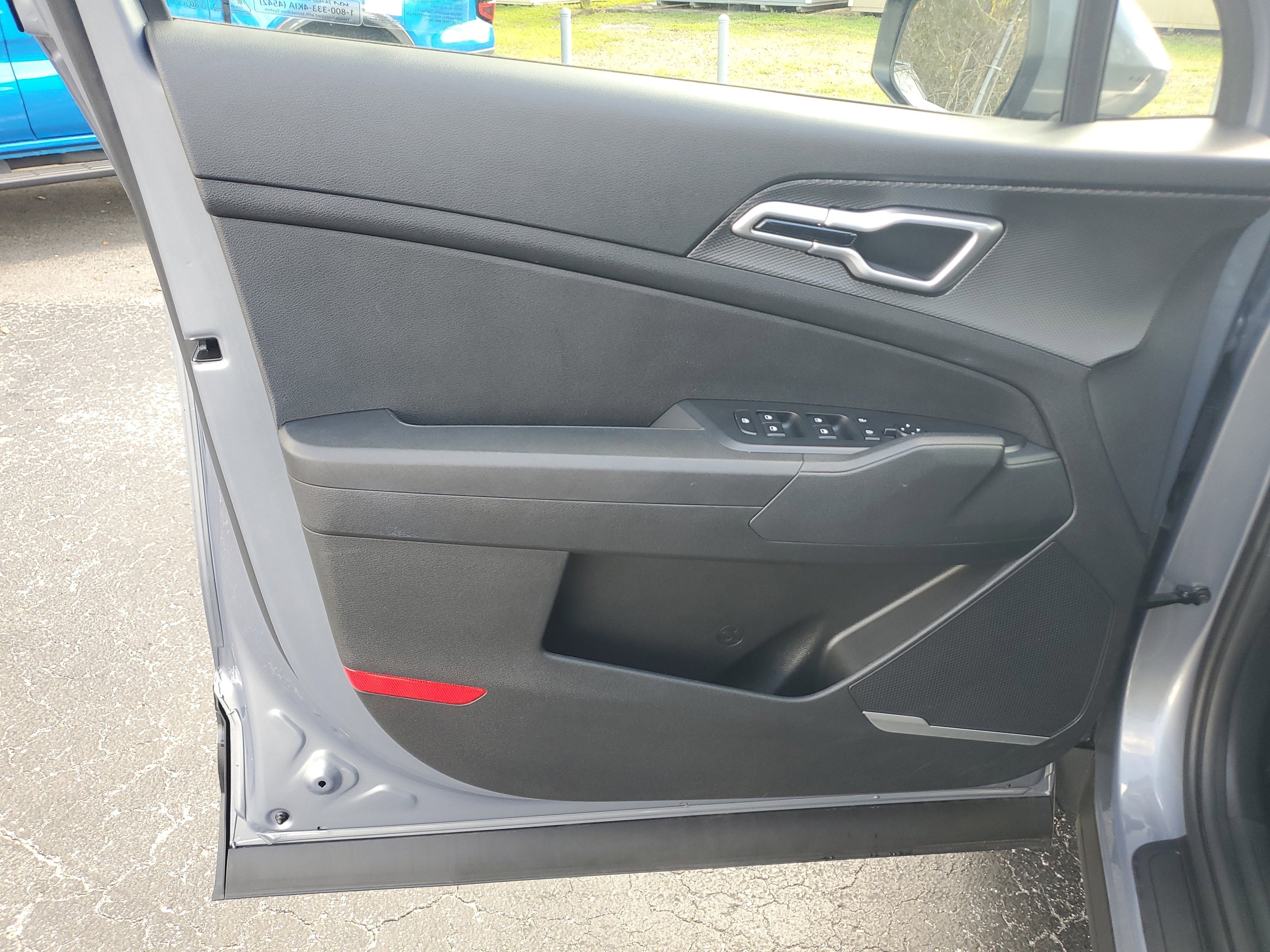 Used 2025 Kia Sportage LX FWD image 16