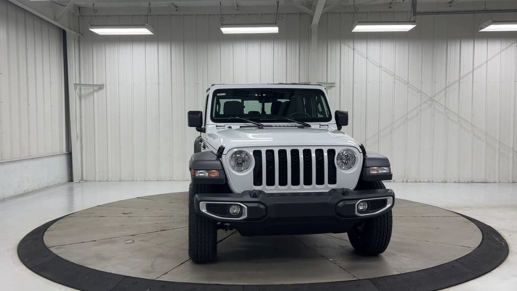 Used 2023 Jeep Gladiator Sport AWD/4WD image 3