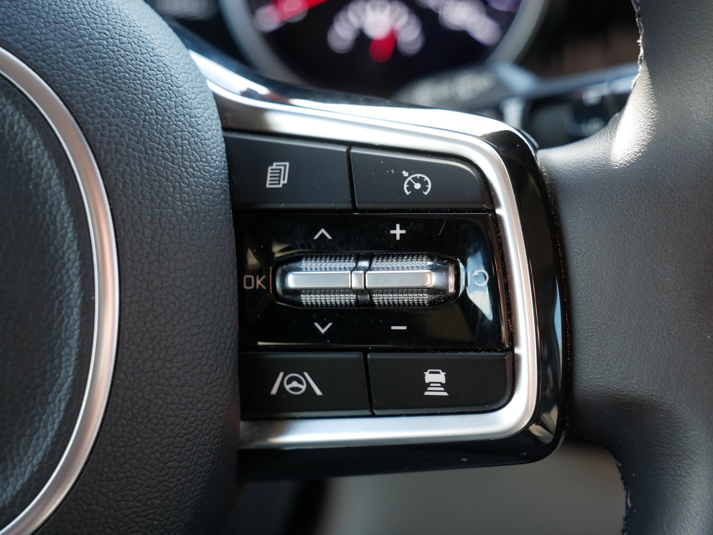 Certified 2024 Kia Carnival EX image 29