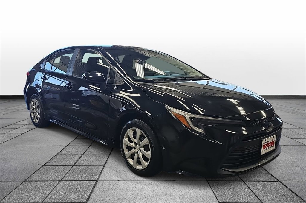 Used 2023 Toyota Corolla LE image 3