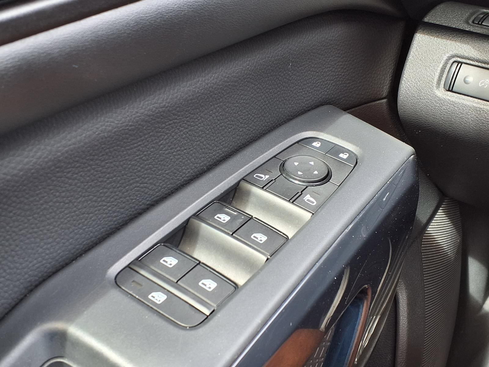 Used 2025 Nissan Pathfinder SV FWD image 32