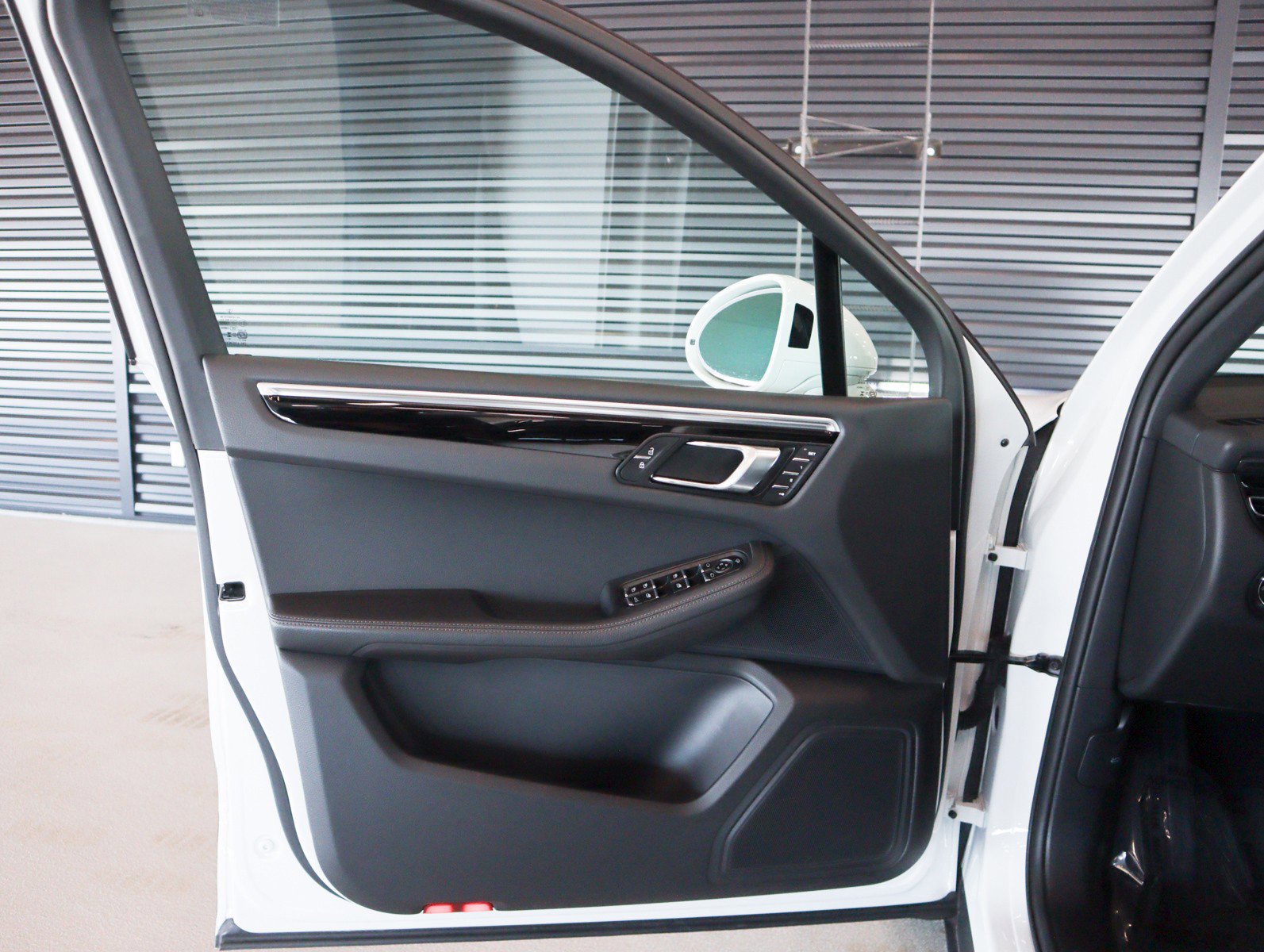 Certified 2024 Porsche Macan image 22