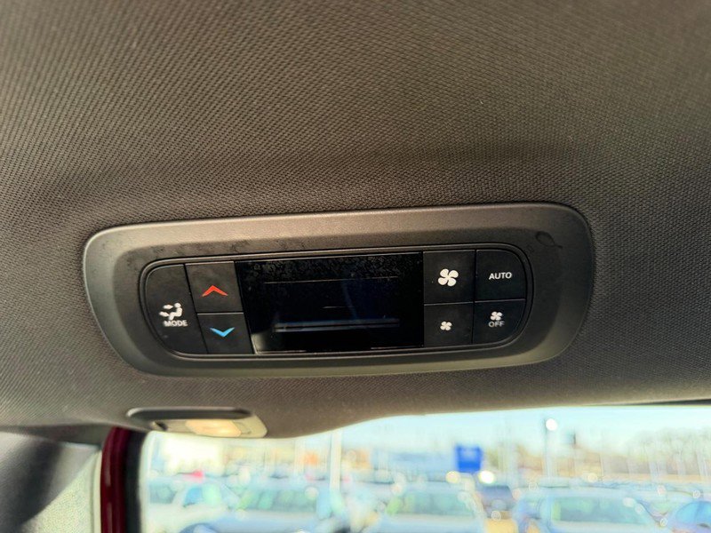 Used 2025 Chrysler Pacifica Limited FWD image 12