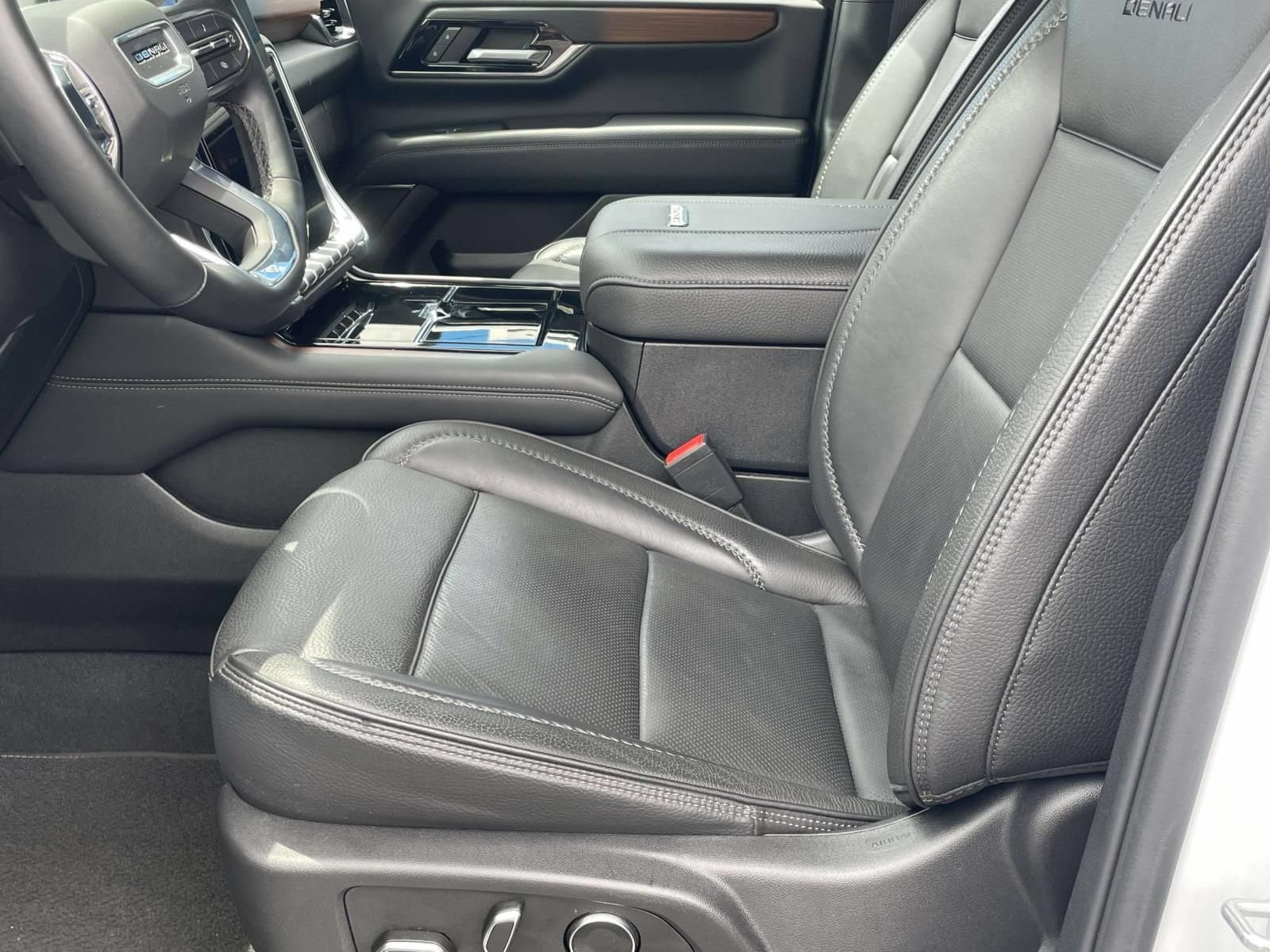 Used 2025 GMC Yukon XL Denali AWD/4WD image 12