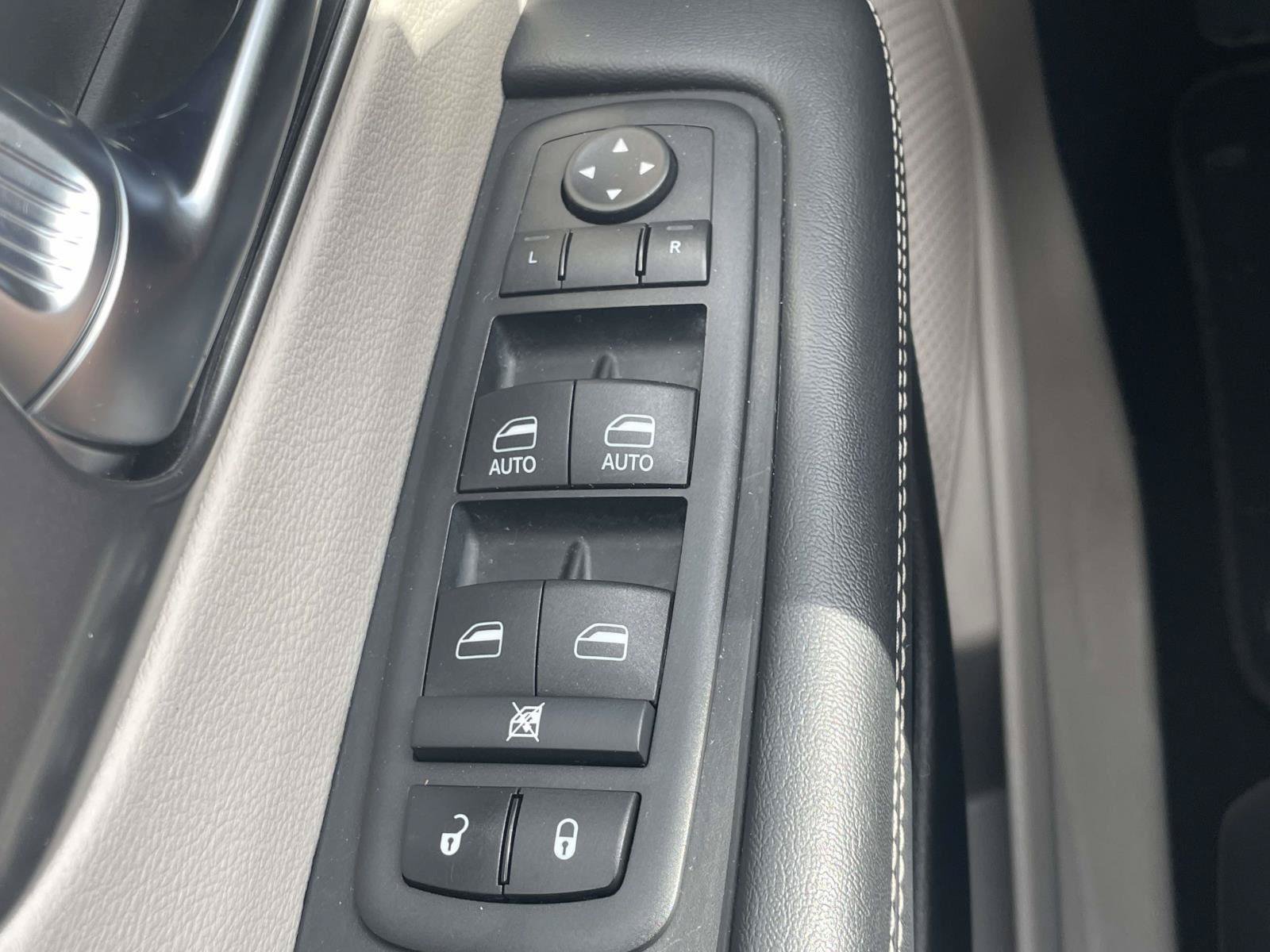 Used 2024 Chrysler Pacifica Touring-L FWD image 23
