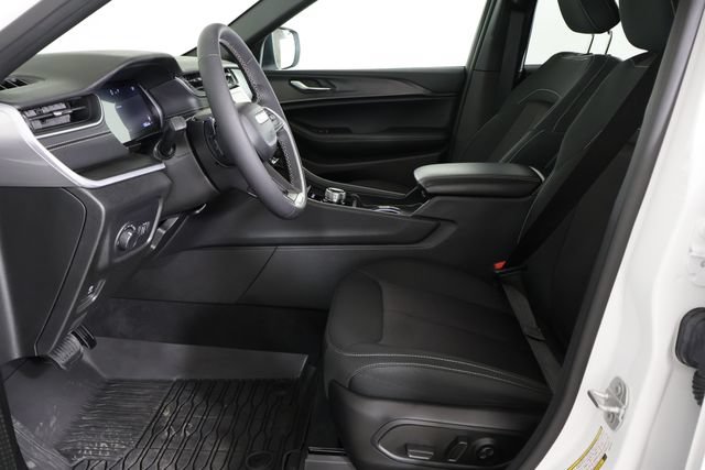 Used 2025 Jeep Grand Cherokee Laredo X RWD image 20