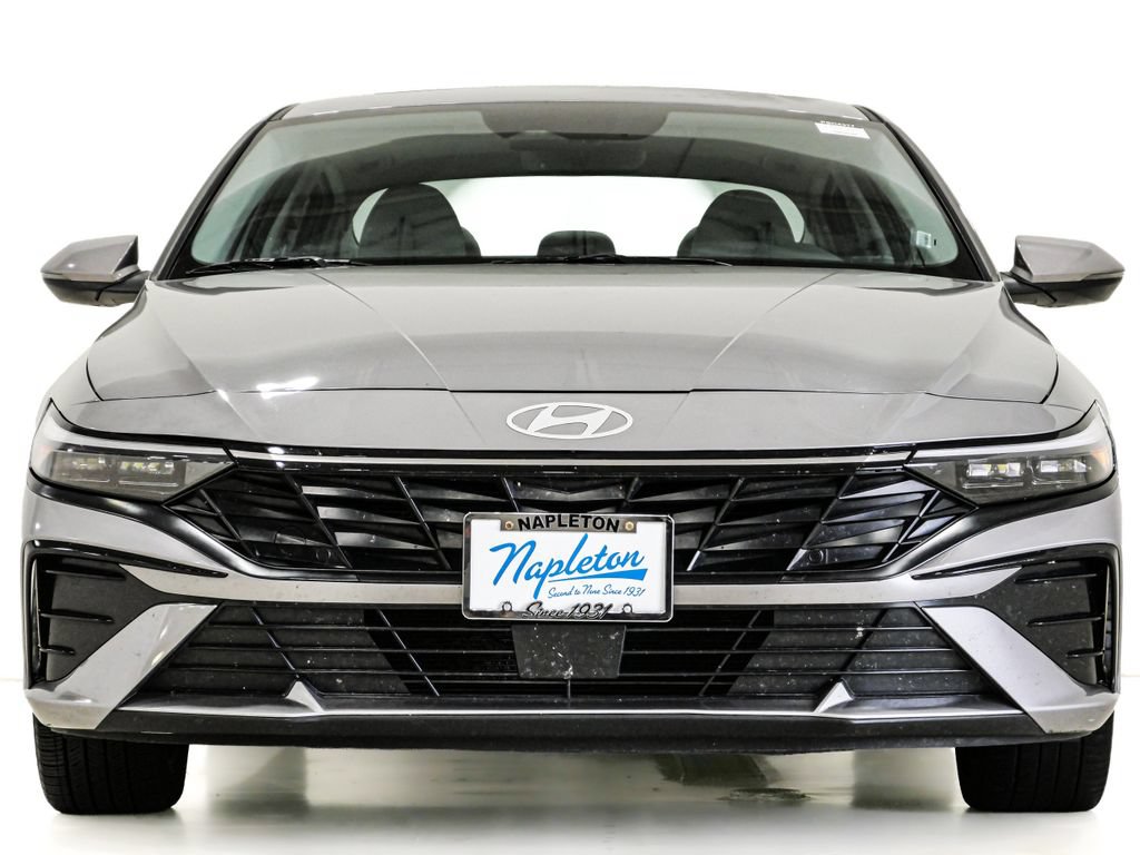 Used 2025 Hyundai Elantra Limited FWD image 2