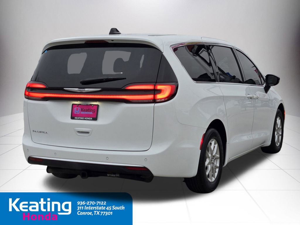 Used 2024 Chrysler Pacifica Touring image 5