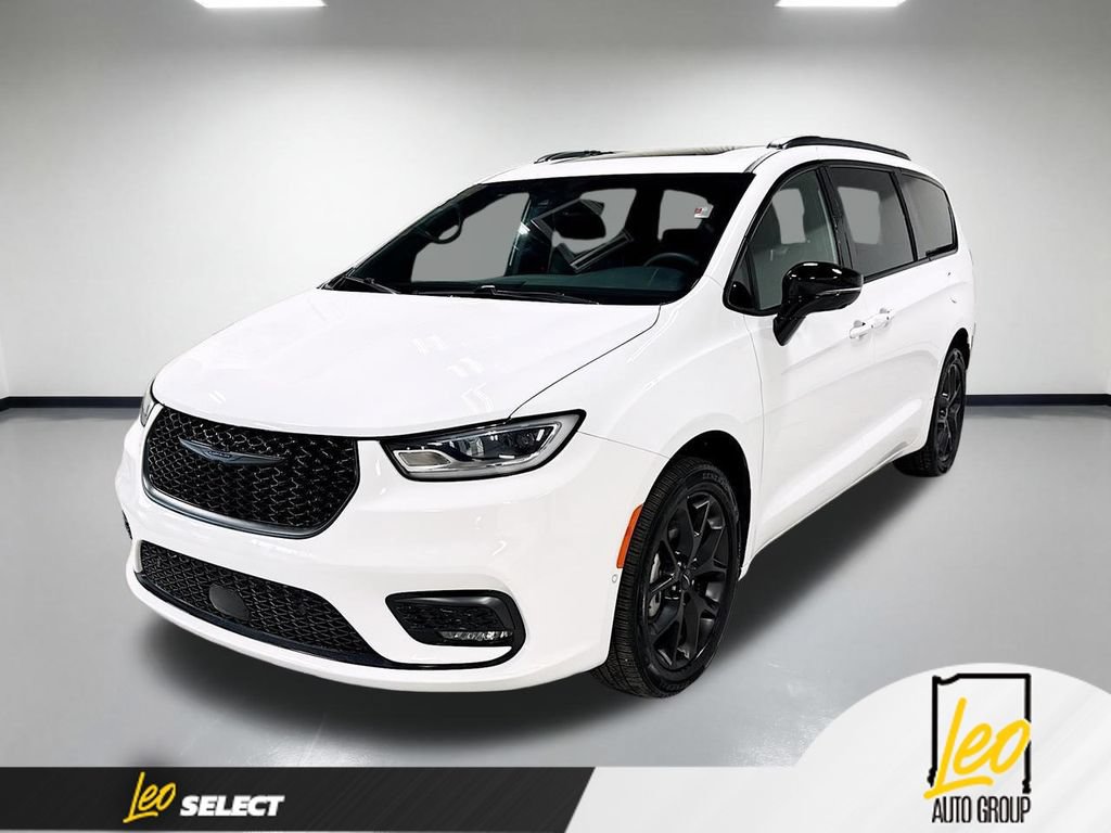 Used 2023 Chrysler Pacifica Limited w/ Uconnect Theater Family Group