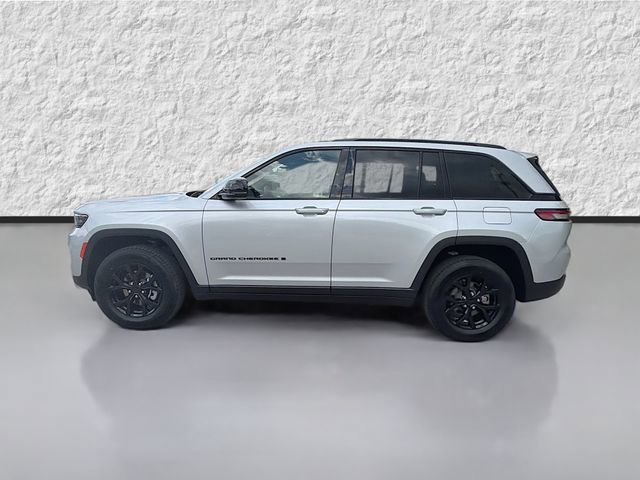 Used 2024 Jeep Grand Cherokee Altitude RWD image 6