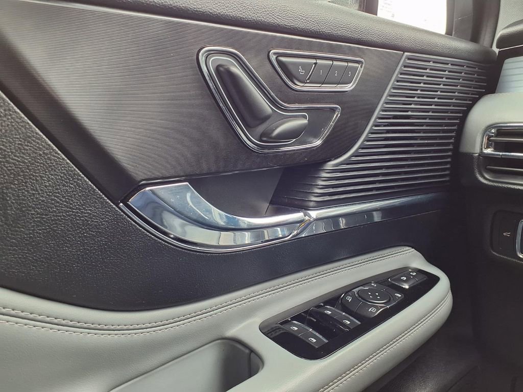 Used 2022 Lincoln Corsair AWD w/ Premium Package image 22
