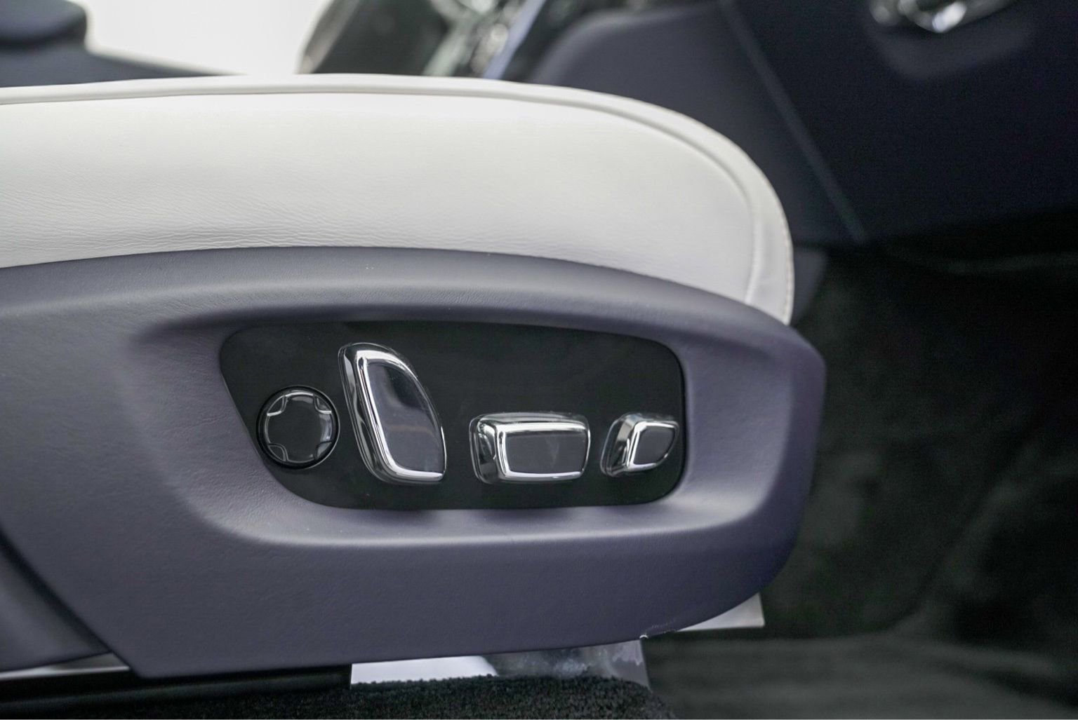 New 2026 Rolls-Royce Cullinan Black Badge image 82