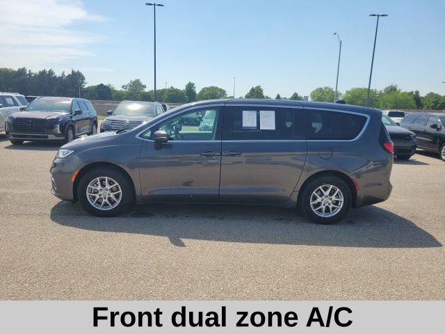Used 2023 Chrysler Pacifica Touring-L FWD image 3
