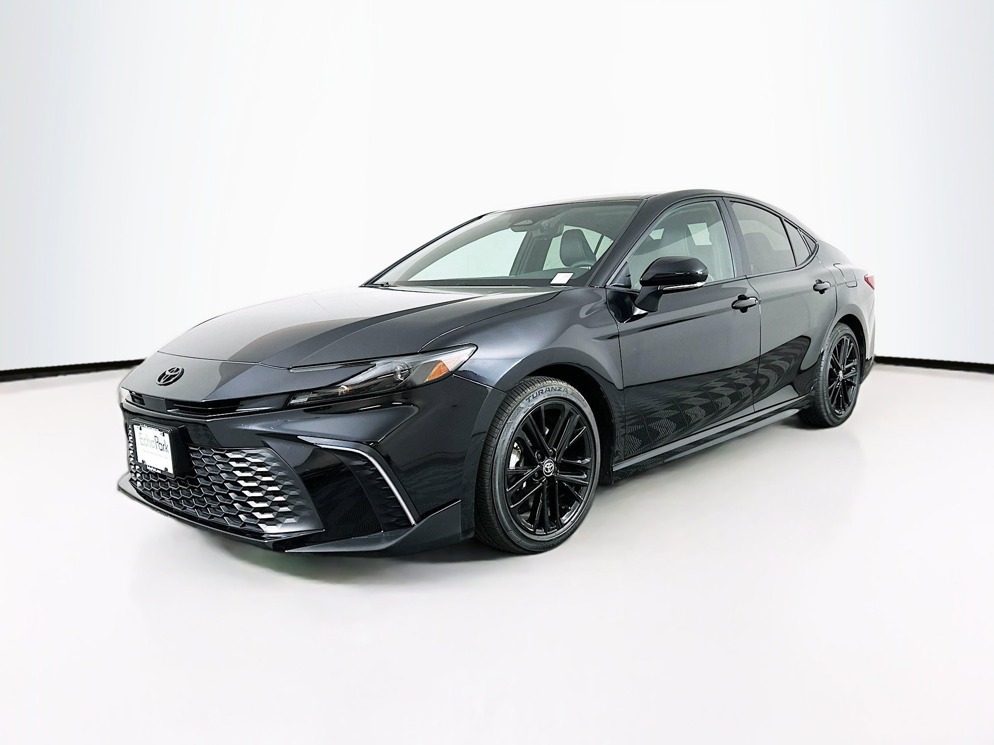 Used 2025 Toyota Camry SE image 3