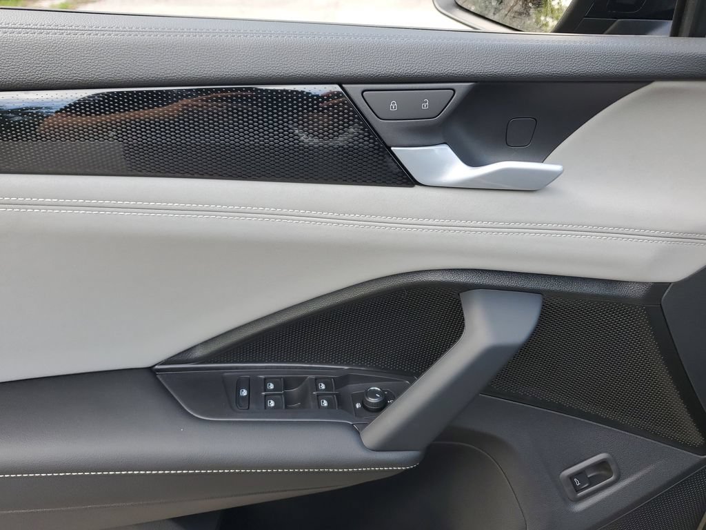 New 2026 Volkswagen Tiguan SE R-Line FWD image 25