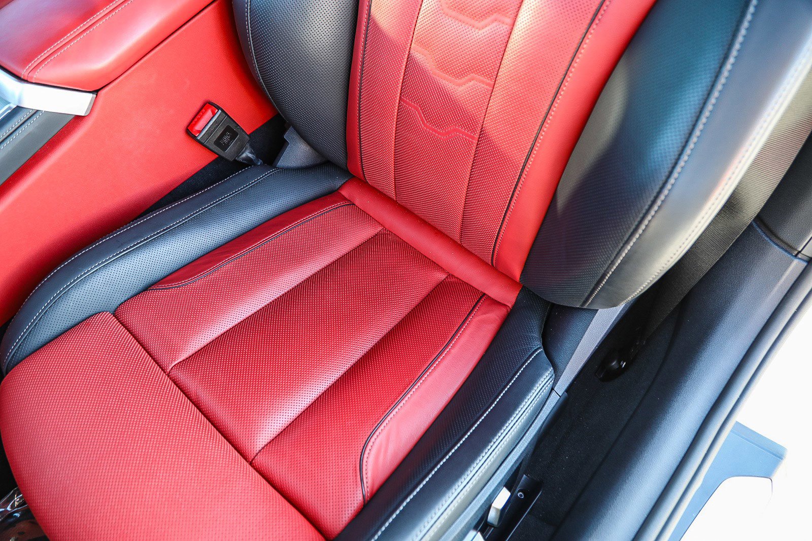 Used 2025 BMW 840i Convertible w/ Comfort Seating Package image 23