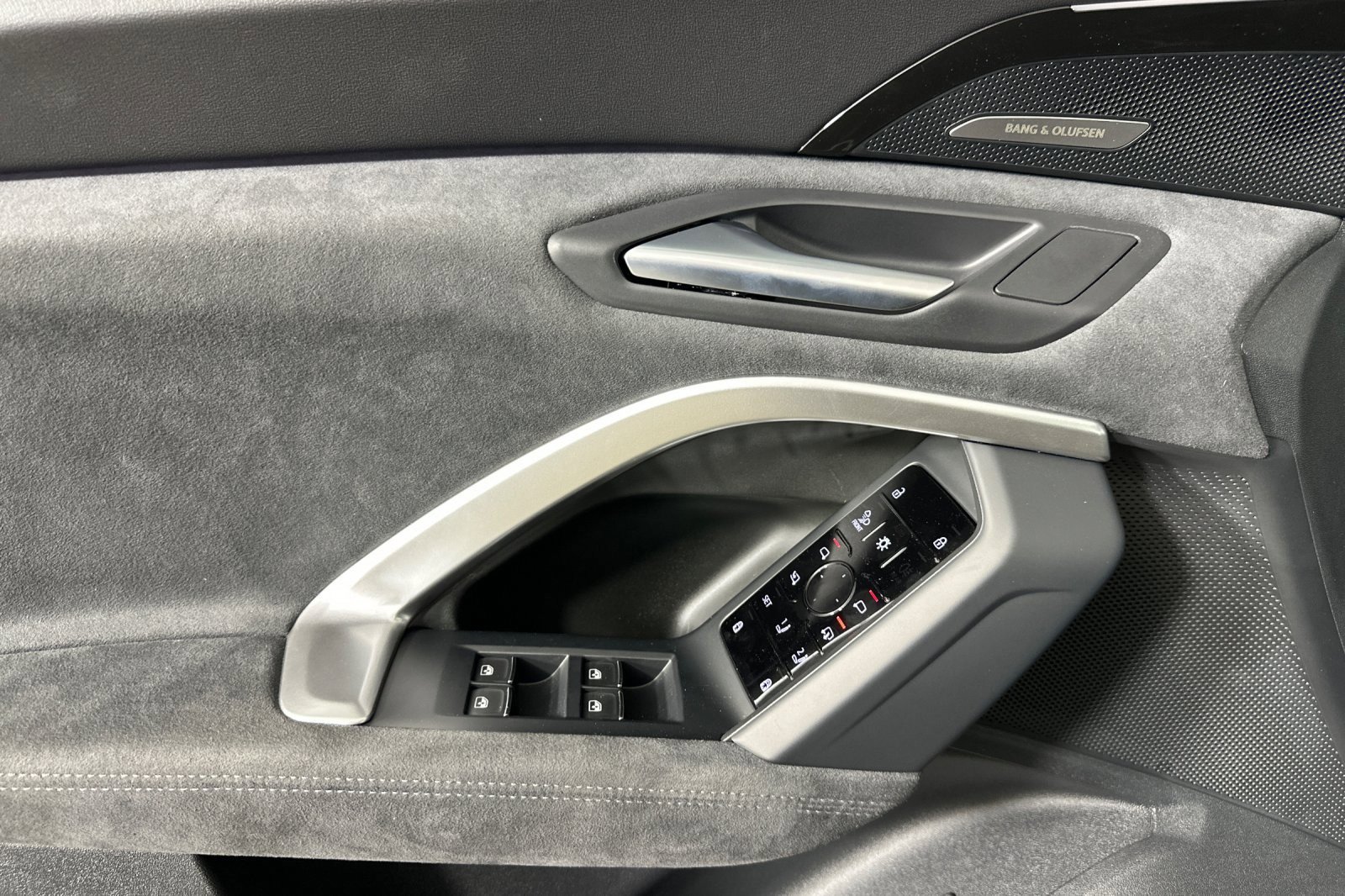 New 2025 Audi SQ5 Prestige image 10