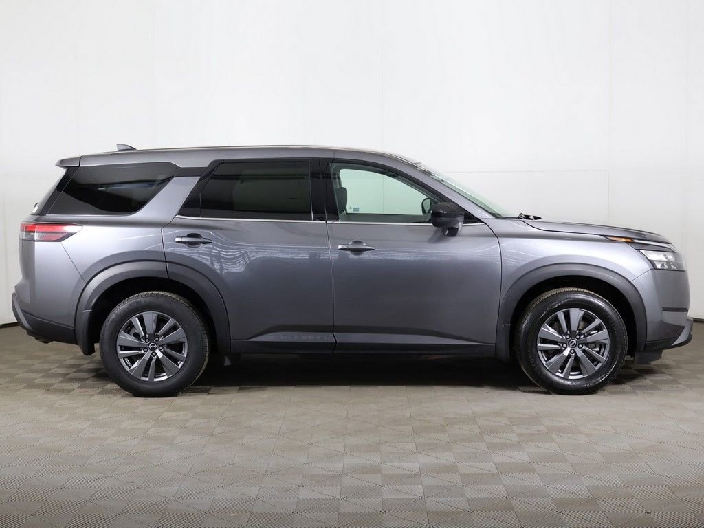 Used 2024 Nissan Pathfinder S image 16