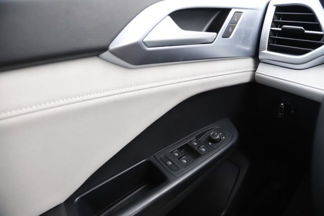 Used 2025 Volkswagen Taos SE w/ Black Wheel Package image 20