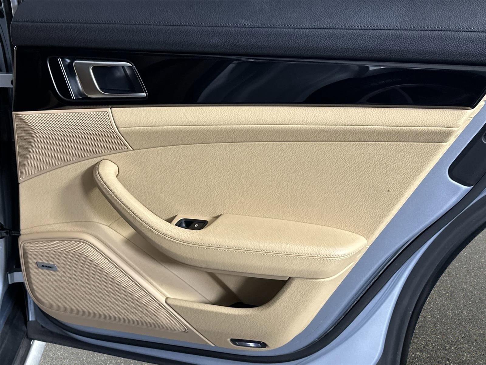 Used 2018 Porsche Panamera 4 image 32