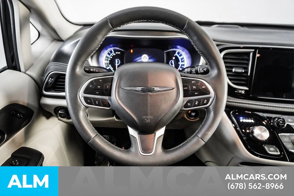 Used 2024 Chrysler Pacifica Select image 25