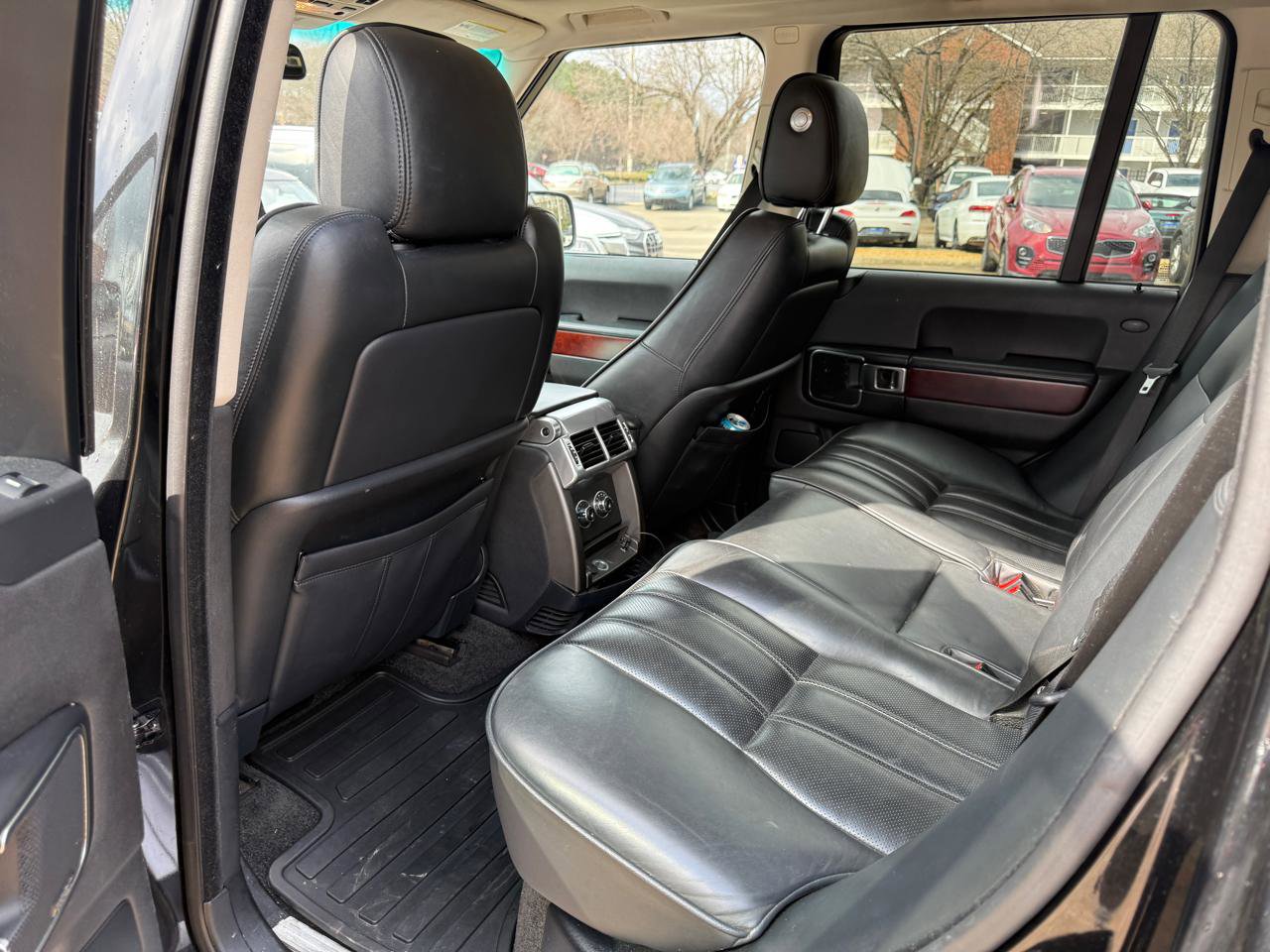 Used 2011 Land Rover Range Rover HSE image 22