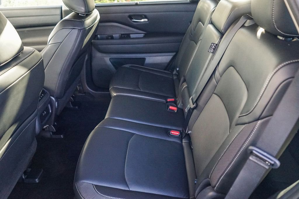 Used 2024 Nissan Pathfinder SL image 16