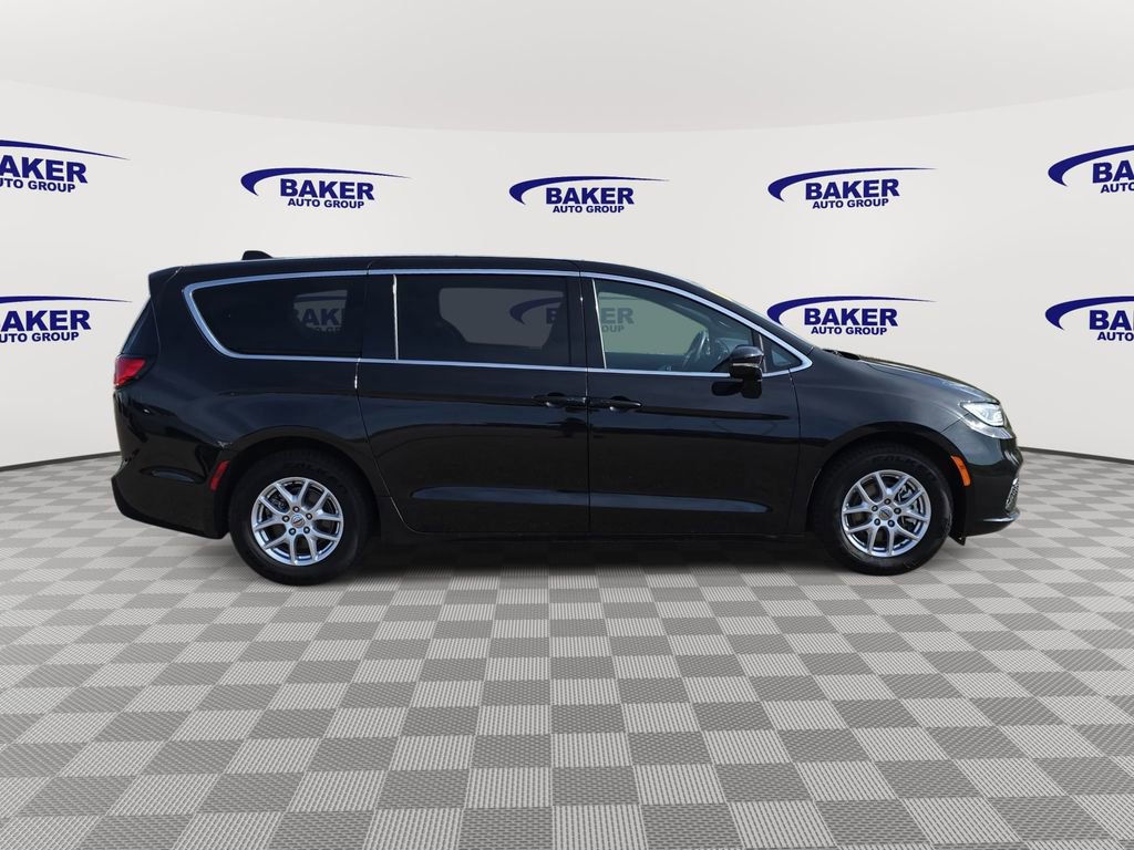 Used 2024 Chrysler Pacifica Touring FWD image 4