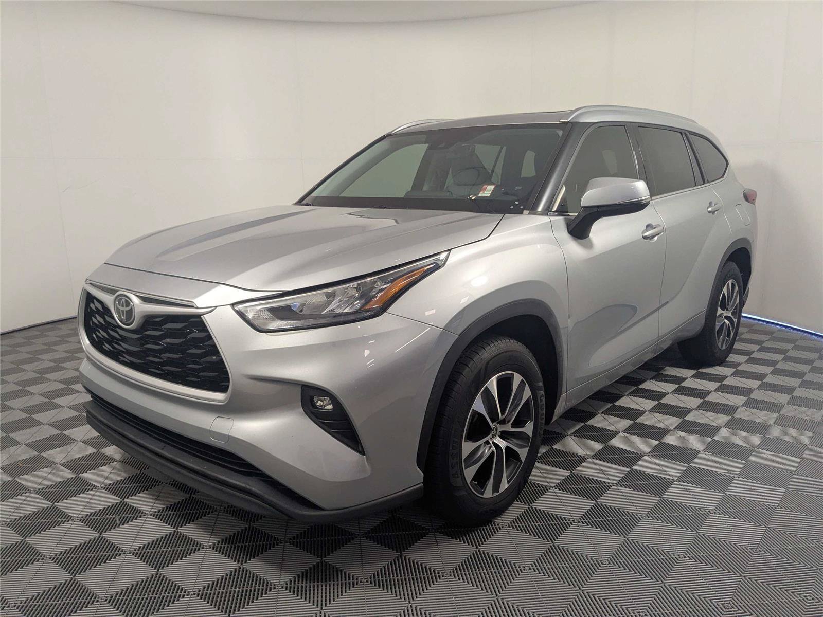 Certified 2020 Toyota Highlander XLE FWD image 2