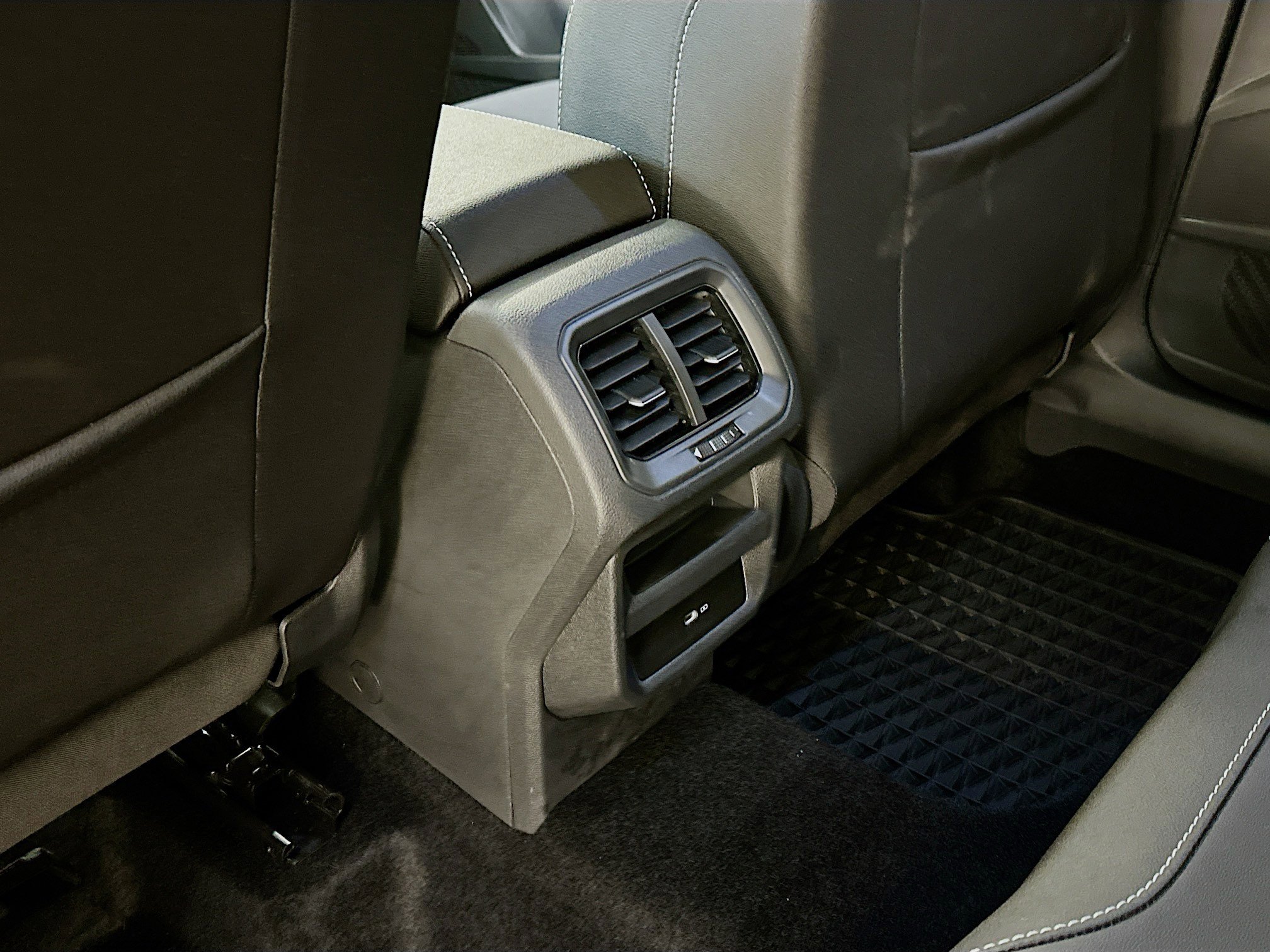 Used 2024 Volkswagen Taos SE w/ Panoramic Sunroof Package image 29