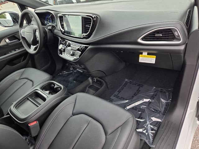 New 2027 Chrysler Pacifica Select w/ Family Tech Group FWD image 15