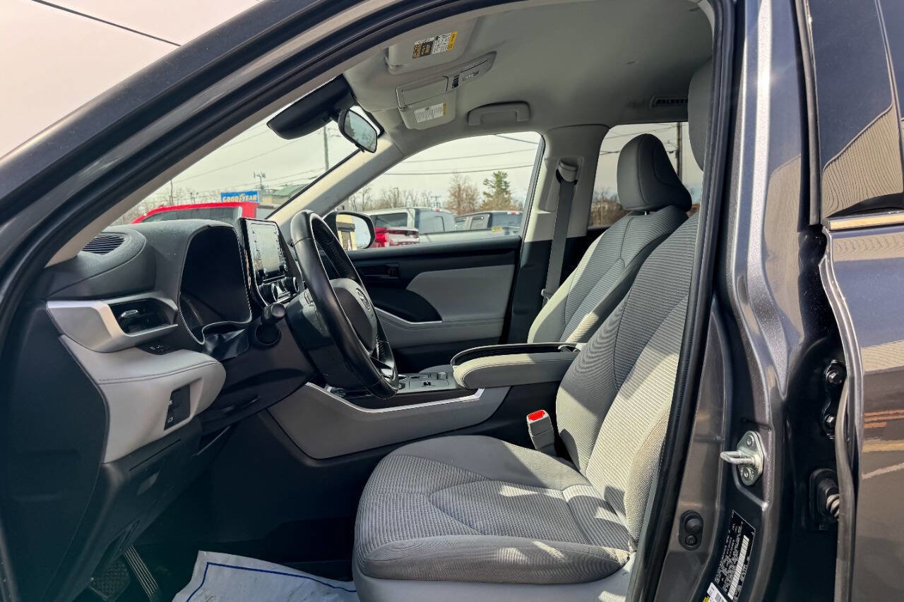 Used 2020 Toyota Highlander LE image 21