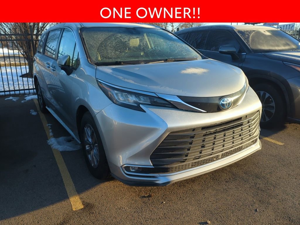 Used 2022 Toyota Sienna XLE image 3