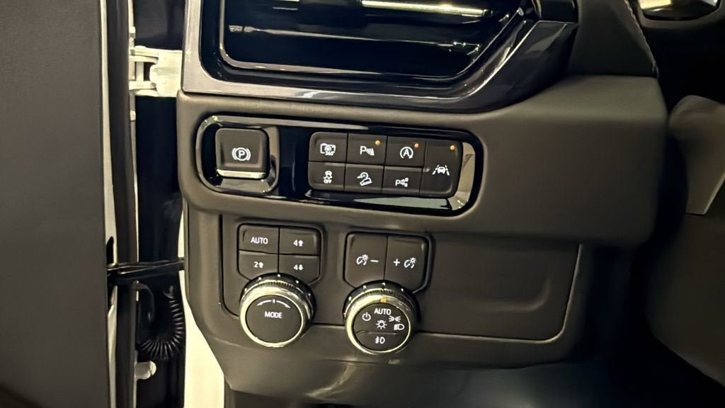 New 2026 GMC Yukon XL AT4 w/ AT4 Premium Package AWD/4WD image 34