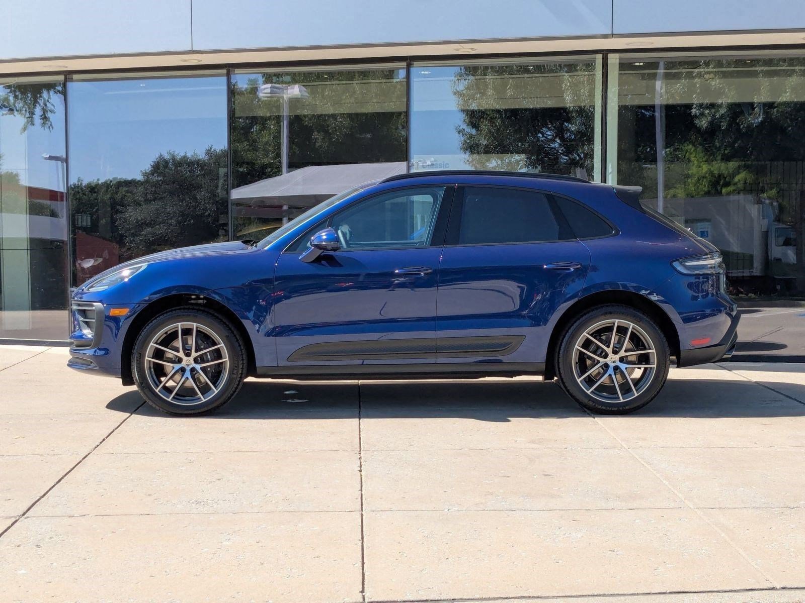 Certified 2025 Porsche Macan image 2