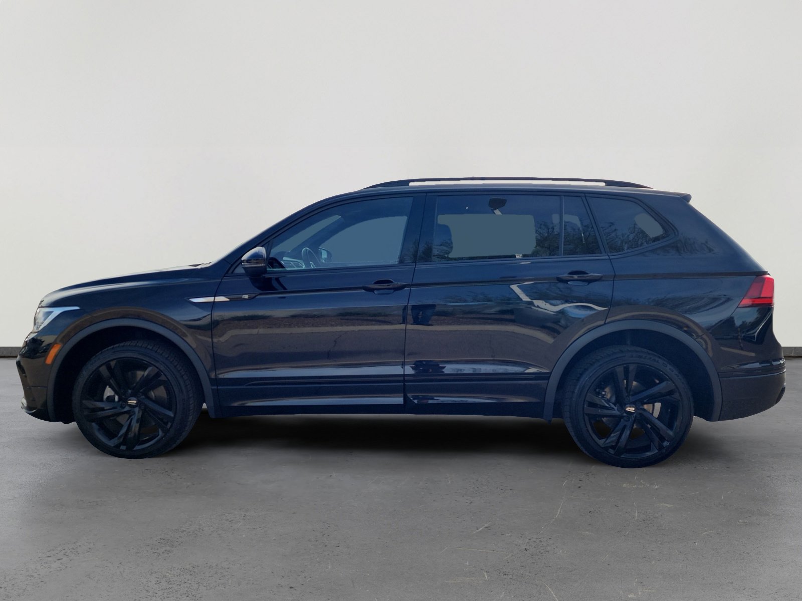 Certified 2023 Volkswagen Tiguan SE R-Line image 2