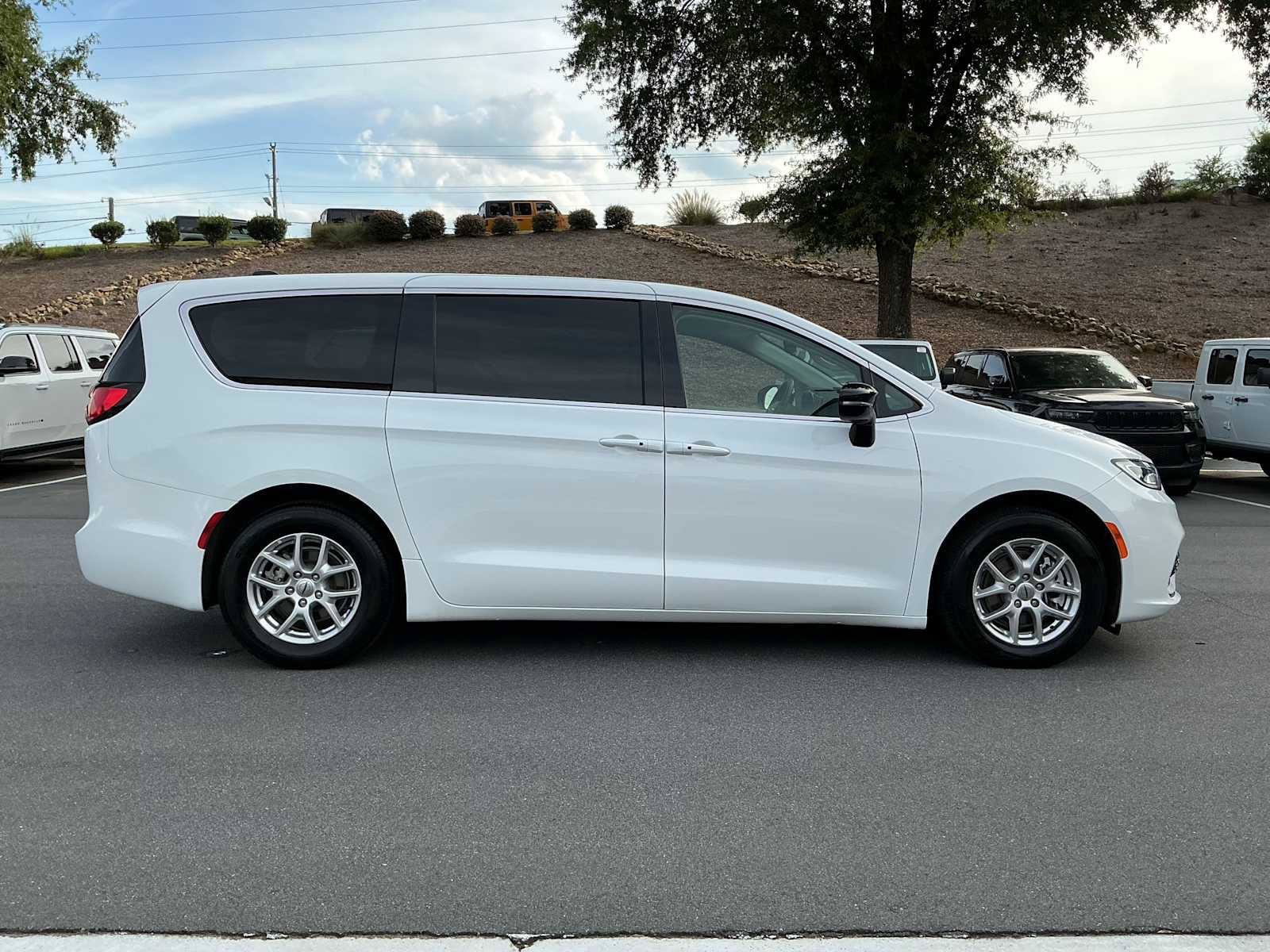 Used 2024 Chrysler Pacifica Touring-L FWD image 6