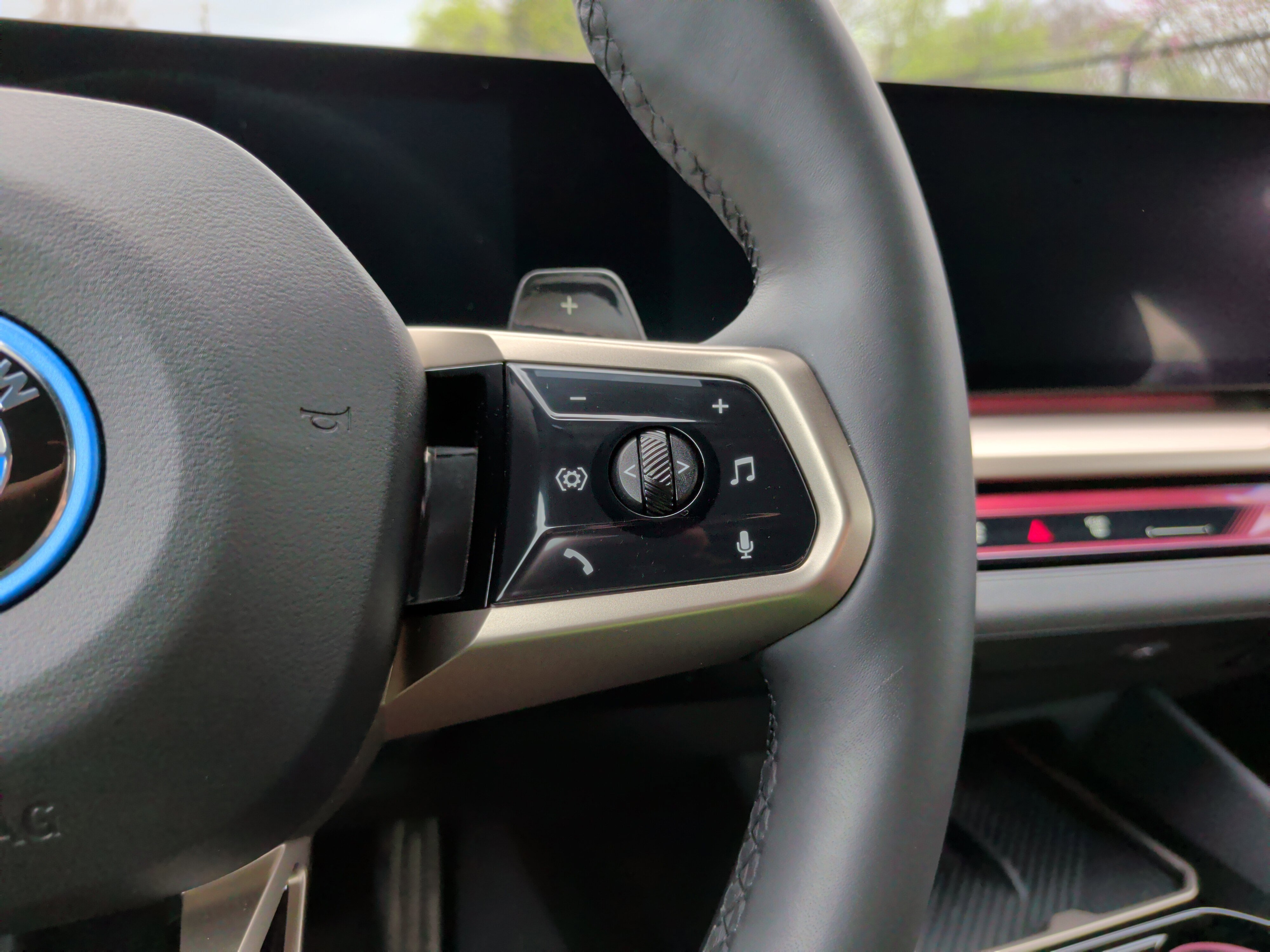 Certified 2025 BMW 550e xDrive w/ Executive Package image 24