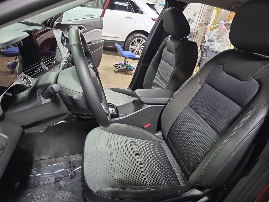 Used 2025 Chevrolet Trax LT w/ LT Convenience Package image 14