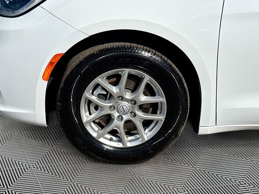 Used 2026 Chrysler Pacifica Select image 35