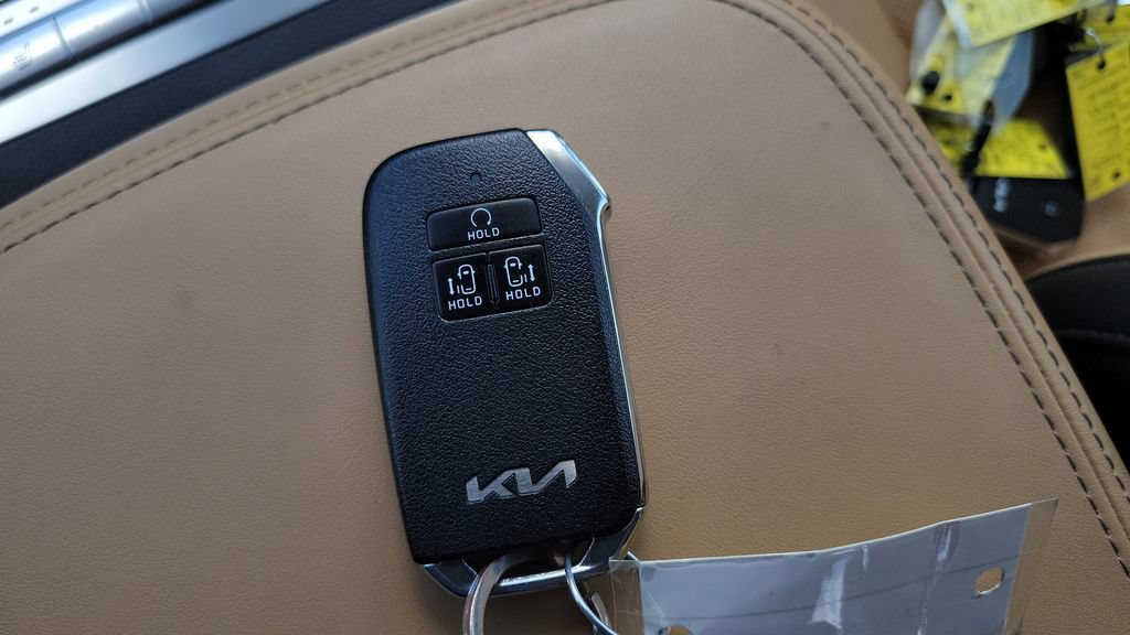 Used 2024 Kia Carnival EX FWD image 23