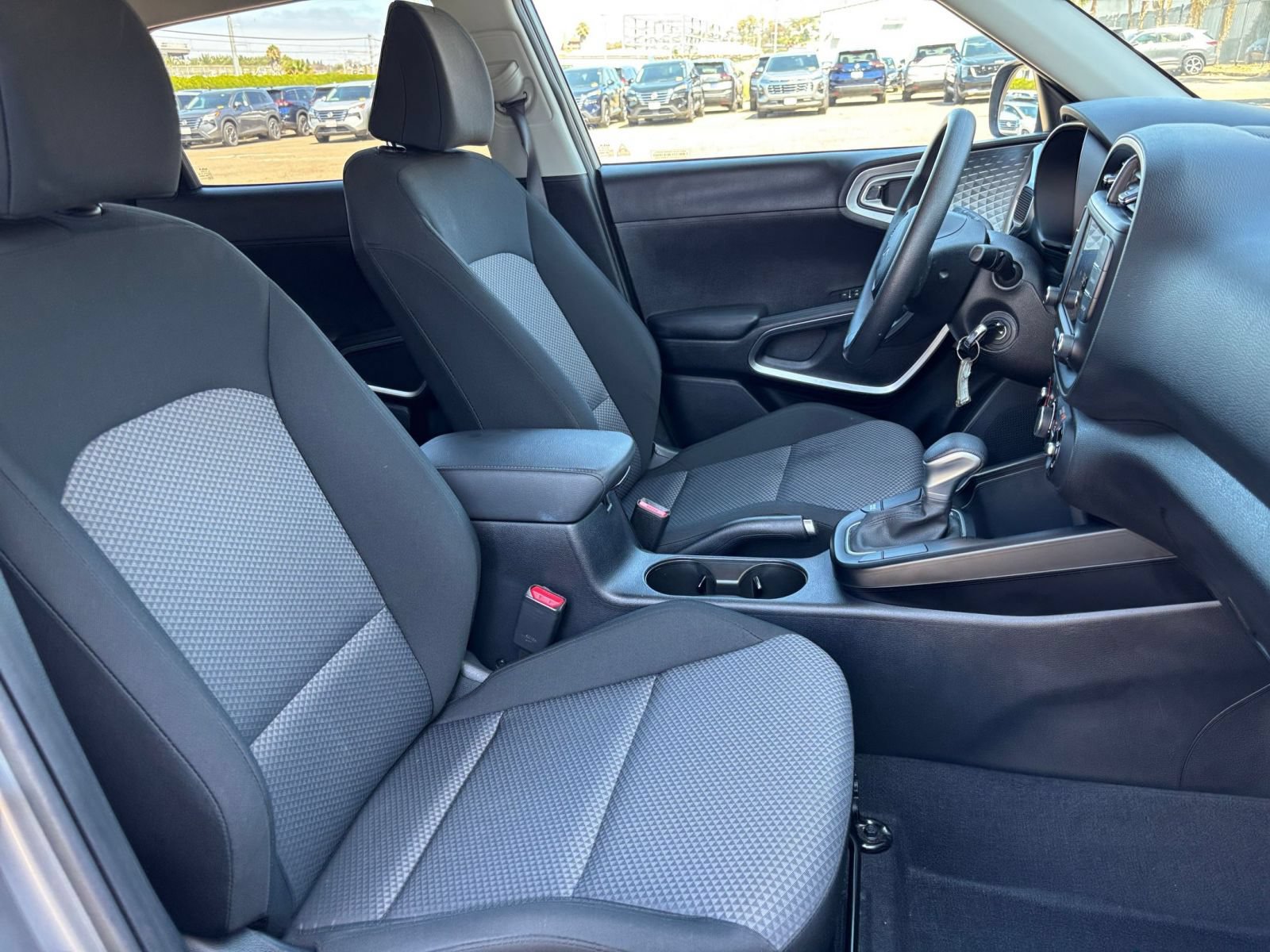Used 2025 Kia Soul LX w/ LX Technology Package FWD image 34