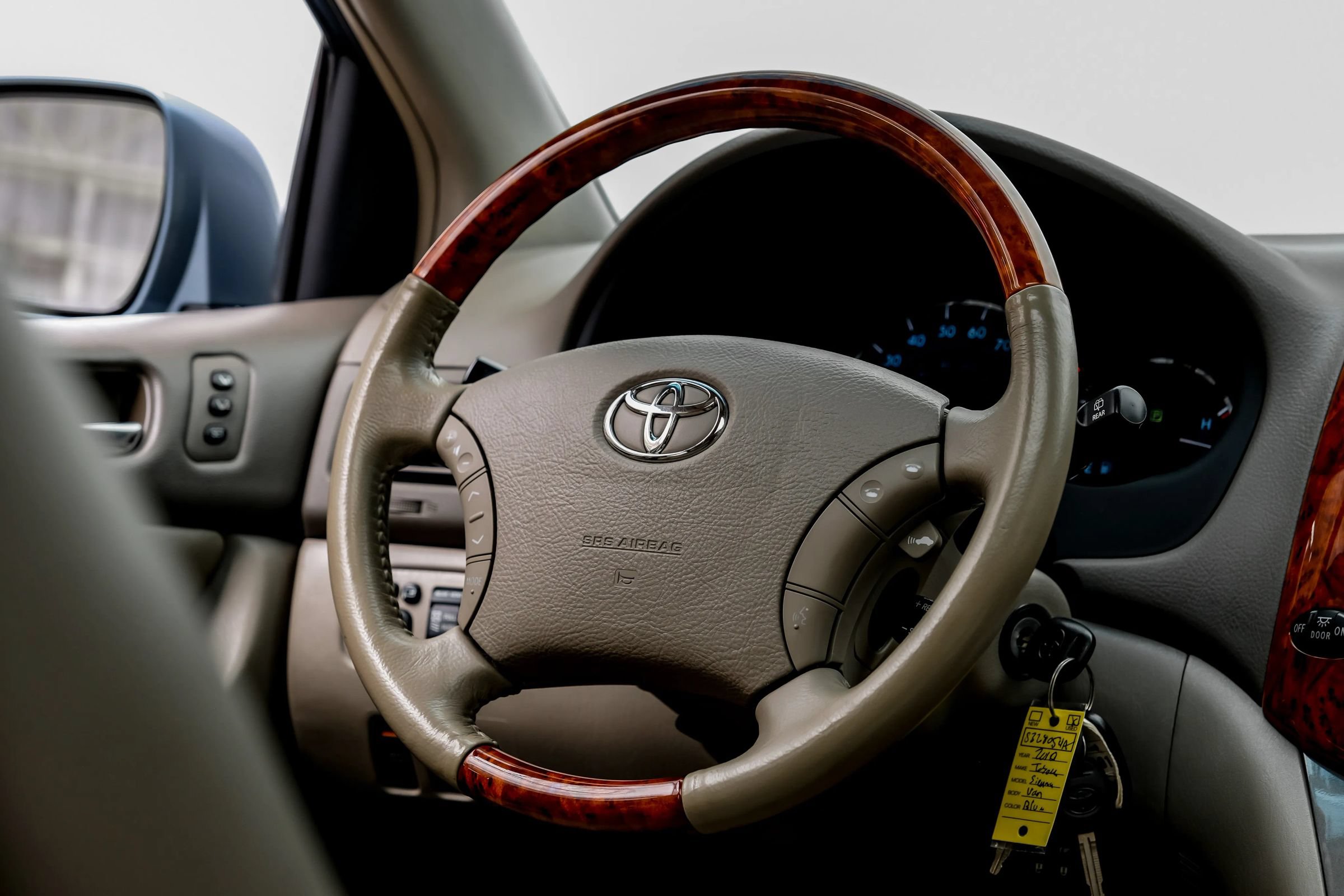 Used 2010 Toyota Sienna XLE Limited FWD image 19