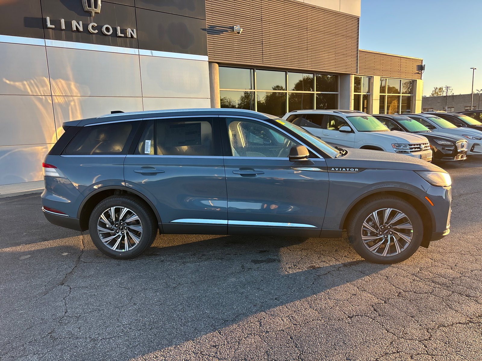 New 2027 Lincoln Aviator AWD image 8